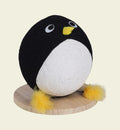 Balle à griffer Animozen pingouin noir et blanc avec cordes en jute et coton et plumes jaunes.