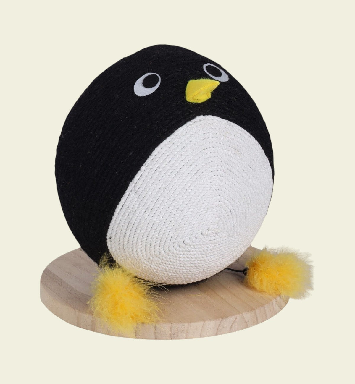 Balle à griffer Animozen pingouin noir et blanc avec cordes en jute et coton et plumes jaunes.