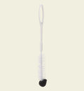 Brosse de nettoyage Animozen Tako blanche et noire, fine et allongée, avec embout éponge, pour abreuvoirs et fontaines.