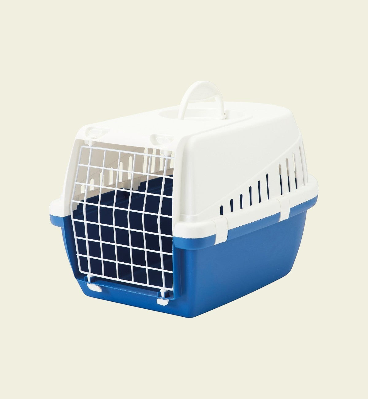 Cage de transport Trotter bleue et blanche en plastique résistant, avec porte grillagée et poignée.