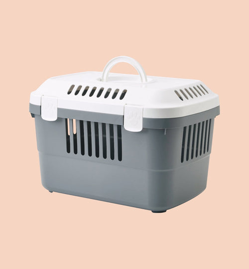 Cage de transport pour chat Animozen grise et blanche en plastique, ouverture par le dessus, poignée et aérations.