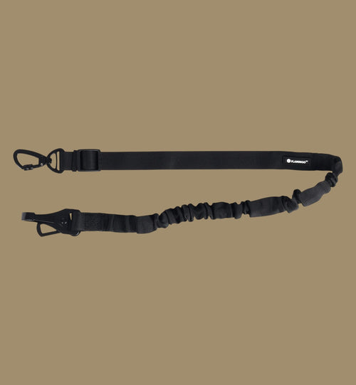 Ceinture de sécurité noire pour chien Sarge en polyester et métal, avec partie élastique et mousquetons.