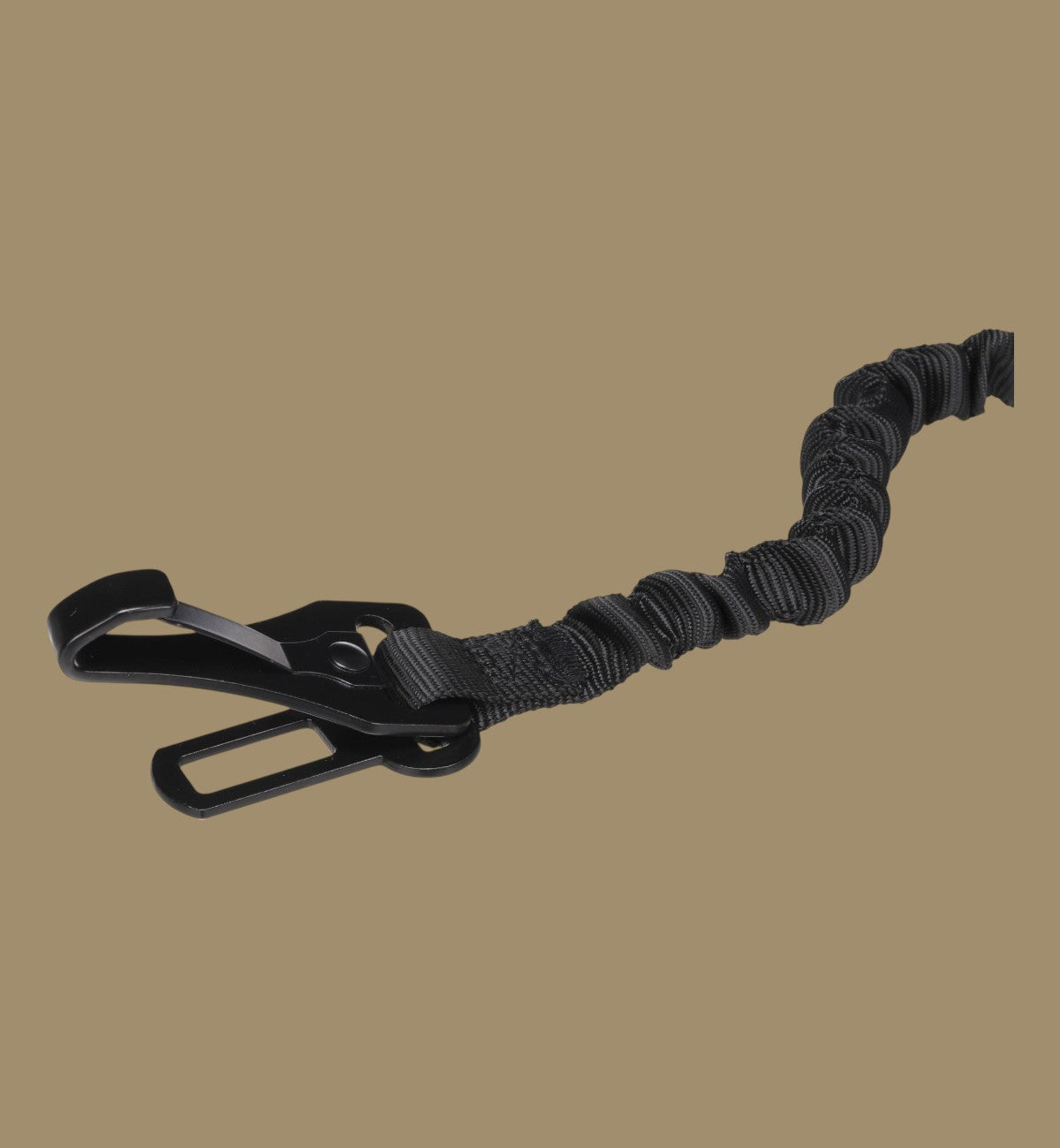 Ceinture de sécurité noire pour chien Sarge en polyester et métal, avec partie élastique et mousqueton.