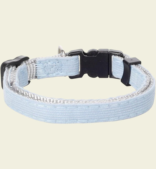 Collier pour chat Animozen Elfi bleu clair en nylon et polyester, réglable, avec fermeture à clic et clochette.
