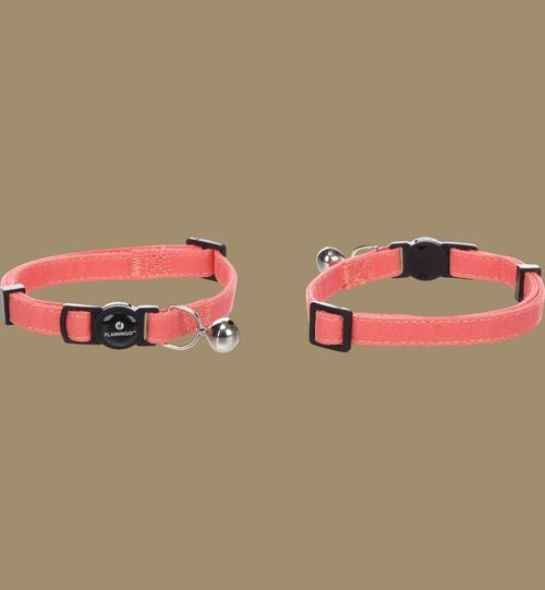 Collier pour chat Animozen Lomi rose saumon en nylon réglable avec clochette et fermeture de sécurité.