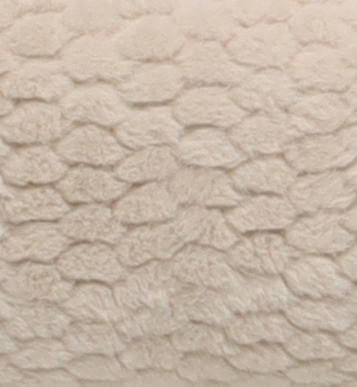 Animozen Coussin rectangle Naya en peluche beige matelassée pour chien, fond antidérapant.