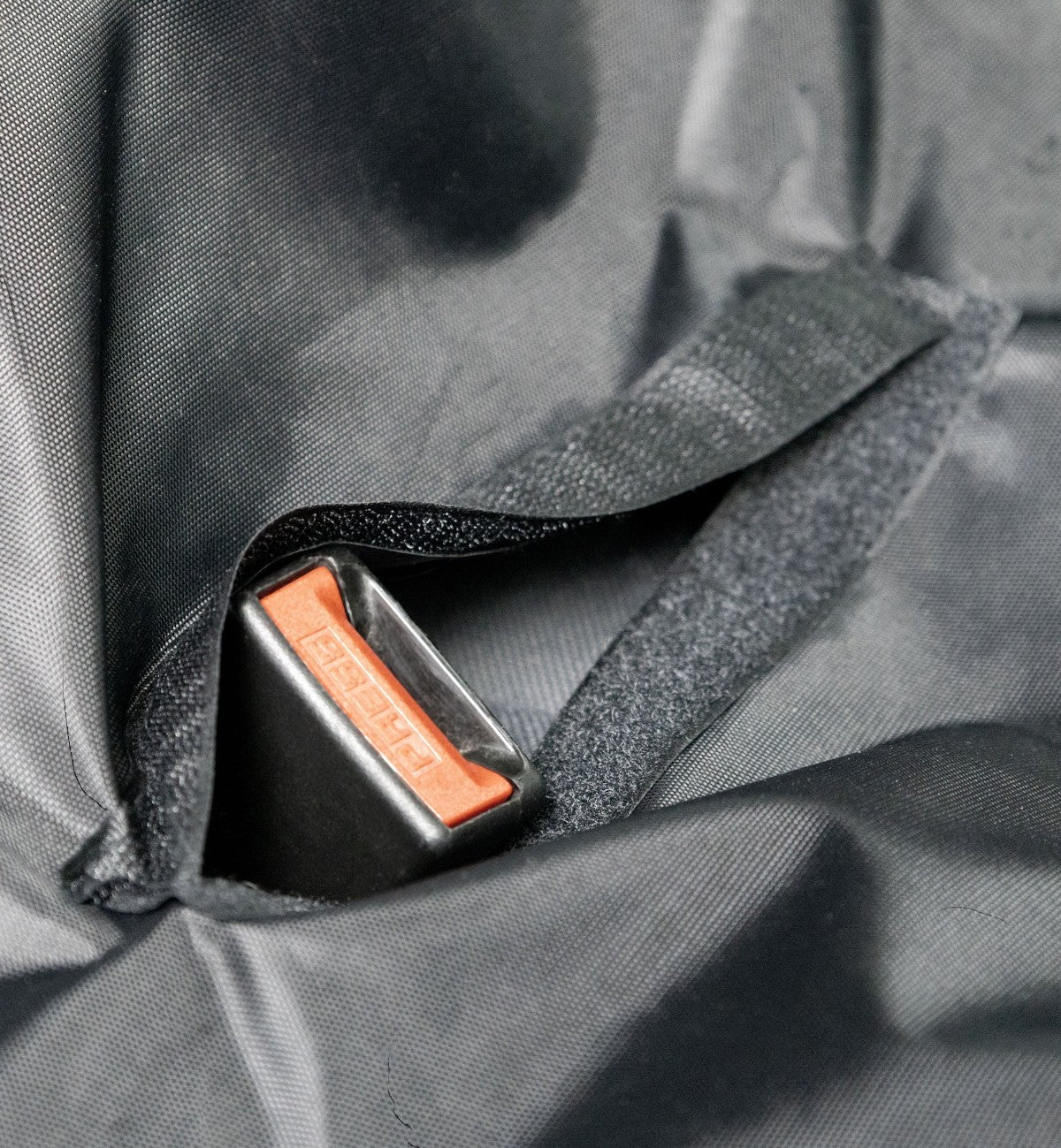 Animozen couverture de siège arrière de voiture noire en polyester, modèle hamac avec fermeture éclair et ouverture pour ceinture de sécurité.