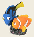 Animozen décoration d'aquarium en résine représentant un poisson clown orange et blanc et un poisson bleu avec des détails noirs et une queue jaune, posés sur un rocher.
