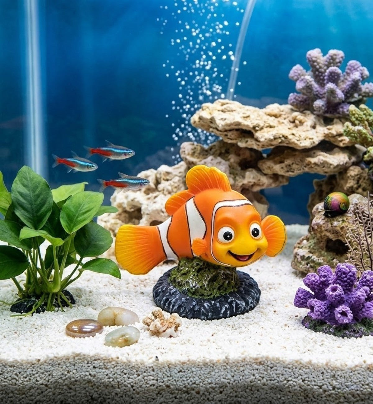 Décoration Animozen poisson clown orange et blanc en polystone, 8 cm, pour aquarium.