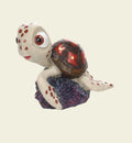 Animozen décoration tortue sur rocher en résine colorée pour aquarium, 7 cm. Détails floraux sur la carapace.