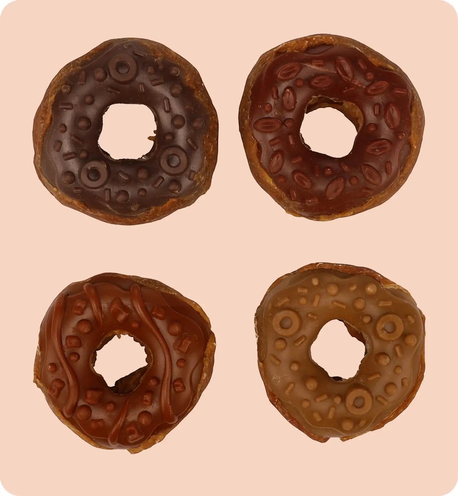 Animozen lot de 4 friandises pour chien en forme de donut au poulet, sans gluten, brun clair et foncé.