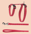 Ensemble laisse et harnais pour chat Elza rouge corail en nylon avec détails réfléchissants et fermoir chromé. Idéal pour promenades extérieures.