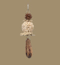 Animozen Jouet Bero naturel pour oiseaux : pomme de pin, balle en bois, rotin et gousse d'acajou suspendus.