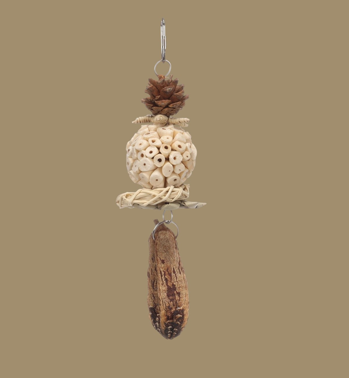 Animozen Jouet Bero naturel pour oiseaux : pomme de pin, balle en bois, rotin et gousse d'acajou suspendus.