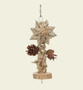 Jouet suspendu naturel Elin Animozen pour oiseaux, en rotin, bois, pommes de pin et feuilles de palmier, avec étoile décorative.