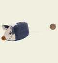 Animozen Jouet Jeany Souris Peluche pour Chat, jouet en textile bleu foncé et beige avec une queue et une balle.