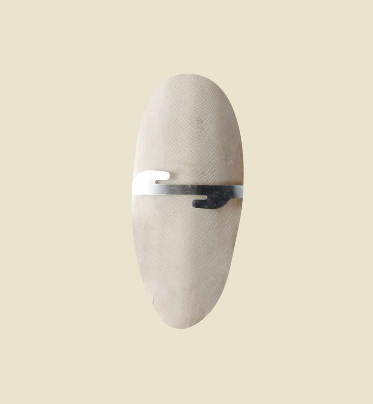 Os de seiche naturel Animozen 11 cm avec support métallique, source de calcium pour oiseaux.
