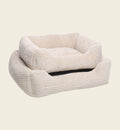 Panier pour chien et chat Animozen Naya beige en peluche douce, forme rectangulaire avec rebords rembourrés et fond antidérapant.