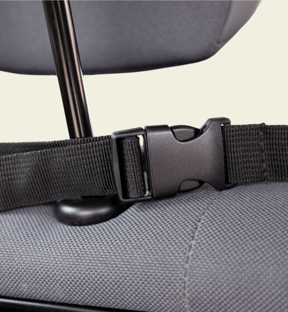 Animozen protège siège auto pour chien noir en polyester matelassé avec boucle de fixation réglable.