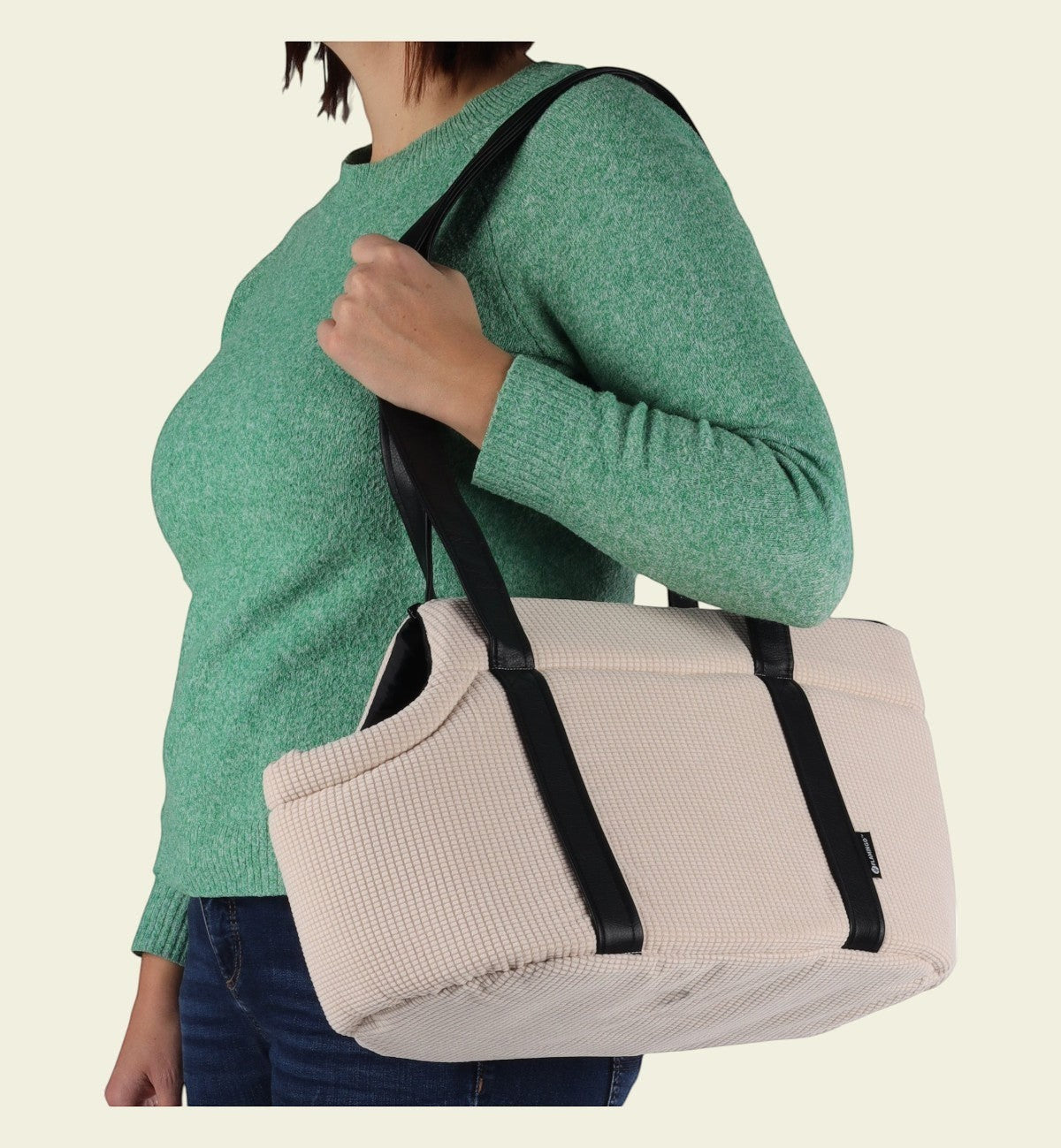 Animozen Sac de Transport pour Chien Aaliyah beige en polyester, 46x23x25 cm, avec anses noires et coussin amovible.