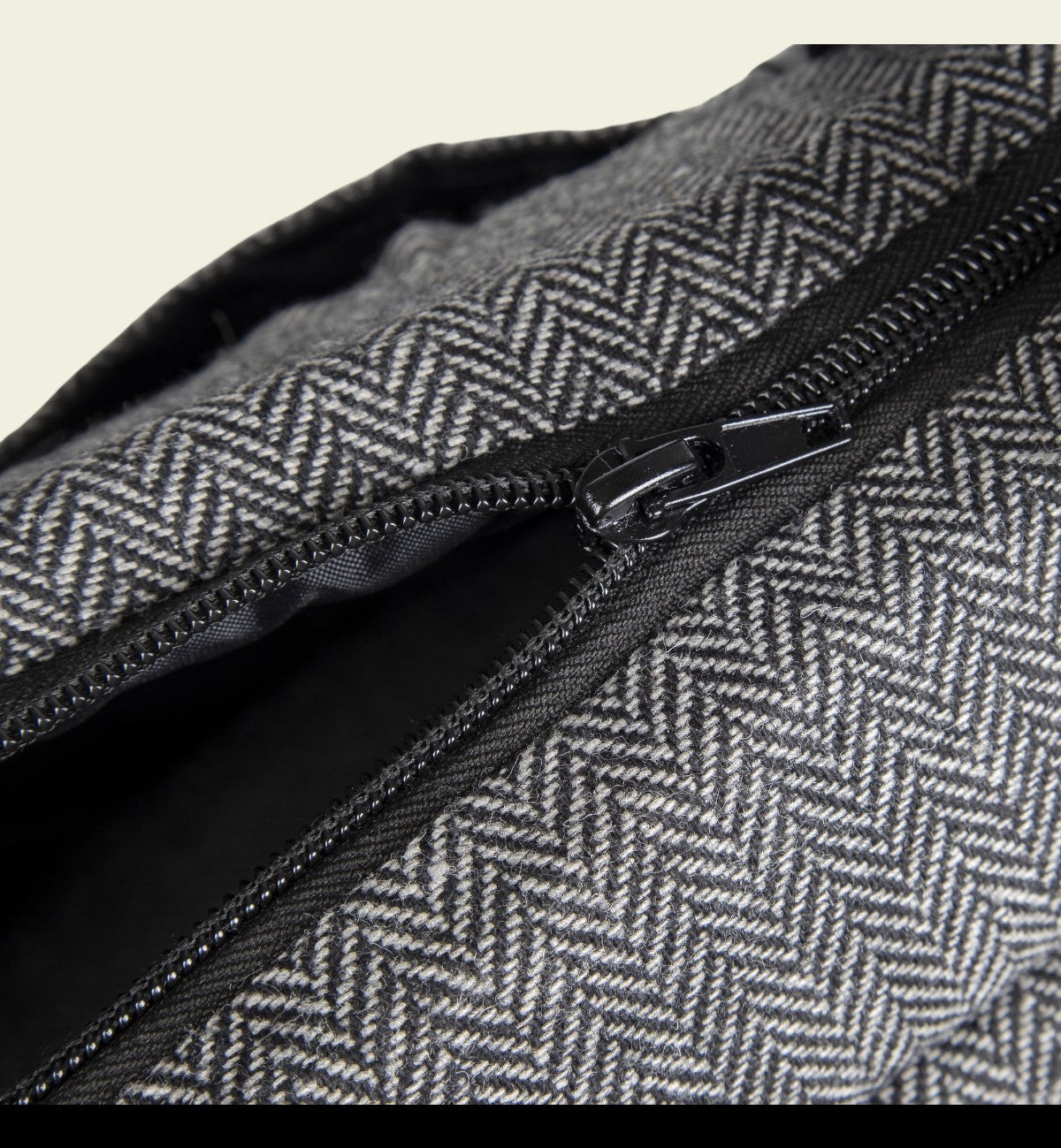 Sac de transport pour chien Animozen Danira gris en polyester avec motif chevrons, fermeture éclair et poche.