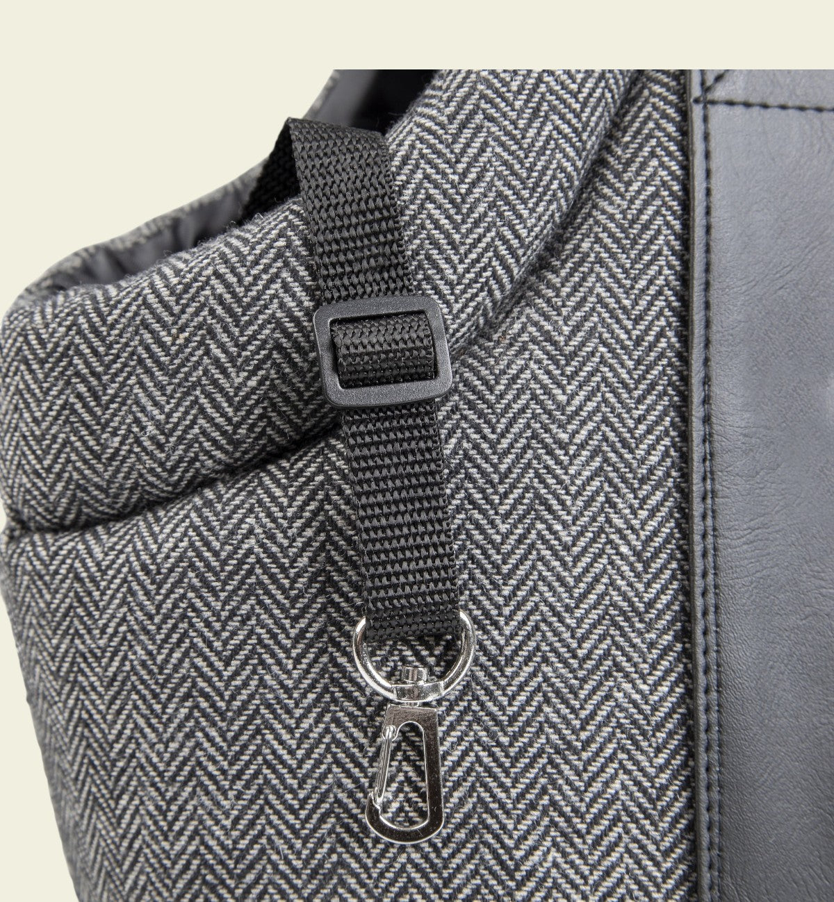 Sac de transport pour chien Animozen gris en polyester avec motif chevrons, sangle réglable et mousqueton.