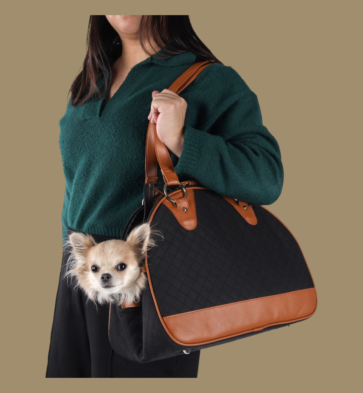 Animozen Sac de transport pour chien noir matelassé avec détails en similicuir marron, ouverture sur le dessus.