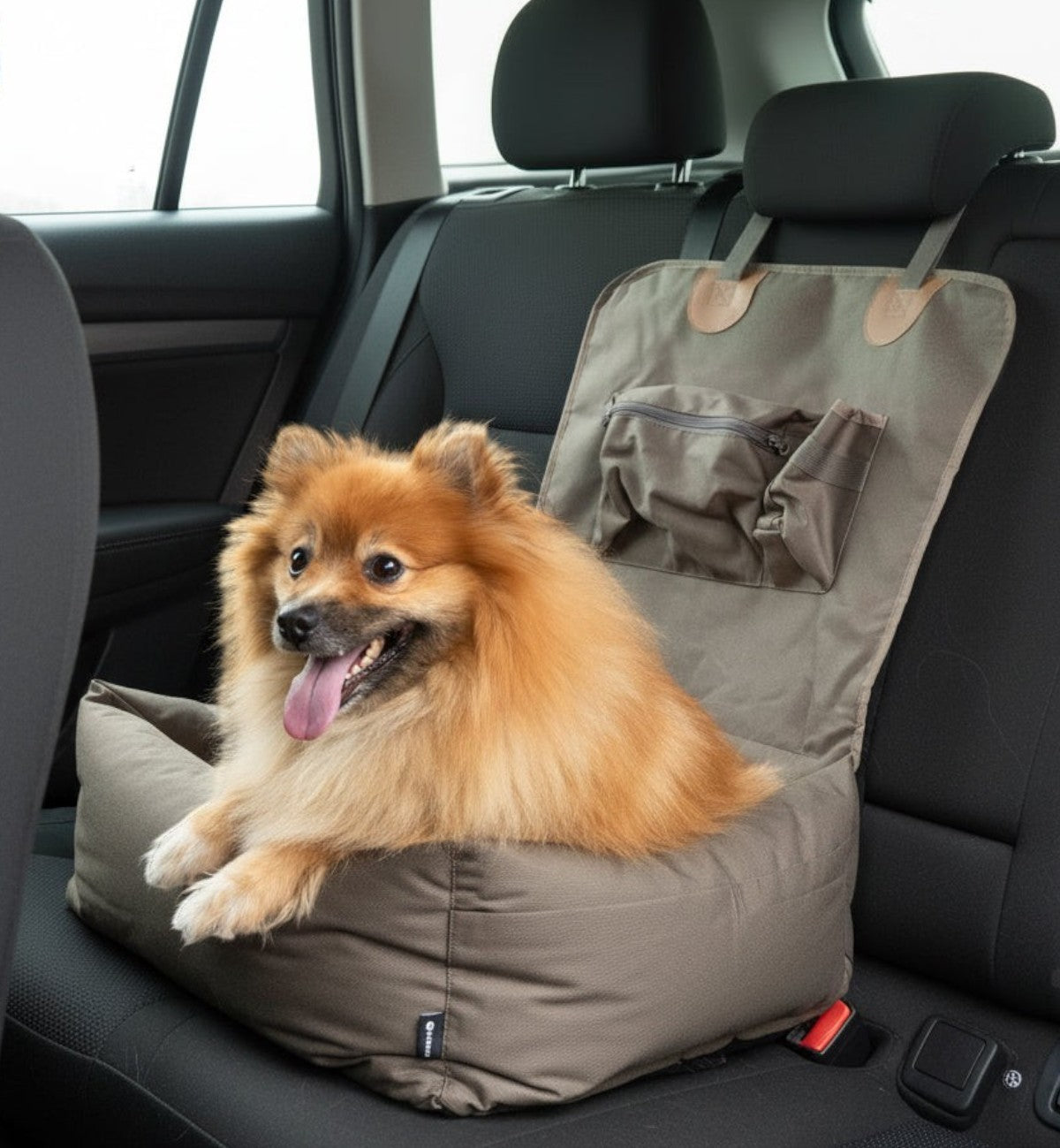 Siège auto brun en polyester pour chien Animozen, avec coussin amovible et poches de rangement.