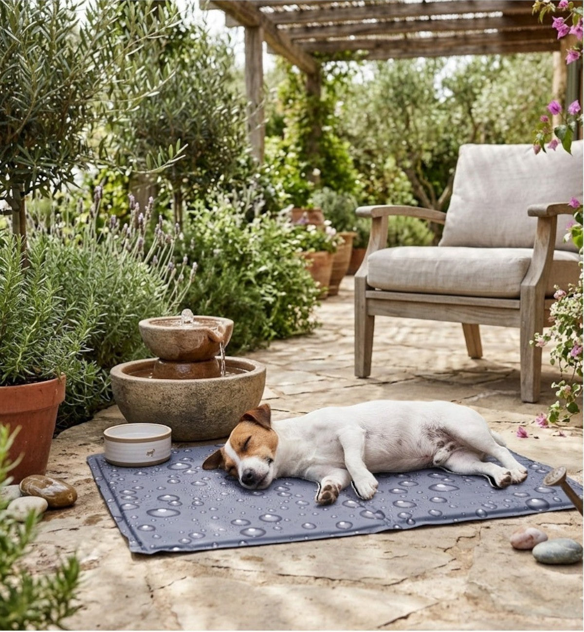 Tapis rafraîchissant Animozen gris motif gouttes d'eau pour chien, en polyester avec rembourrage gel et mousse.