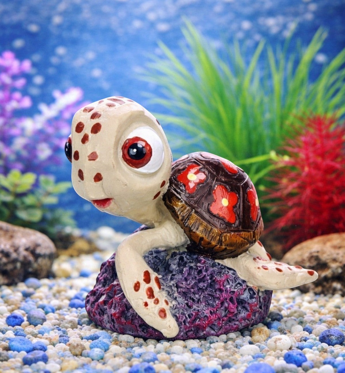 Animozen tortue décorative en résine pour aquarium, assise sur un rocher violet, avec une carapace marron ornée de fleurs rouges.